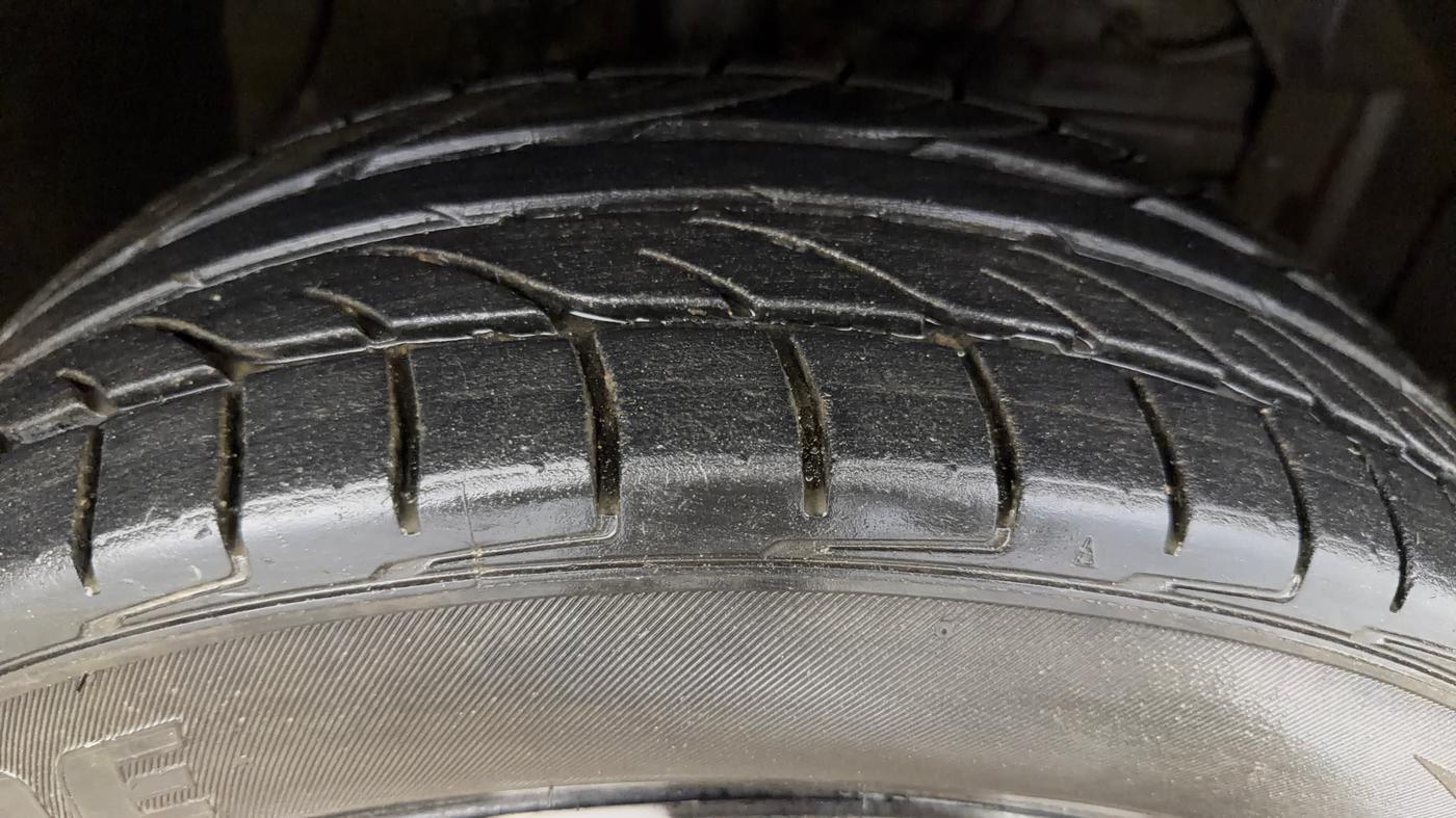 2021 Toyota URBAN CRUISER MID GRADE AT, Petrol, Automatic, 1,02,809 km, Right Front Tyre Tread
