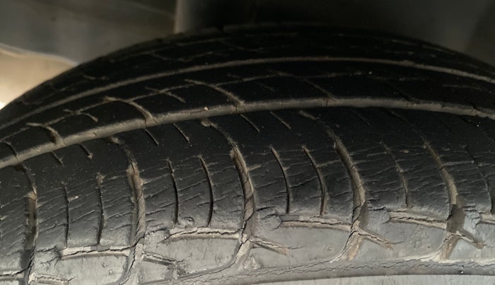 2013 Honda Brio S MT, Petrol, Manual, 38,197 km, Right Rear Tyre Tread