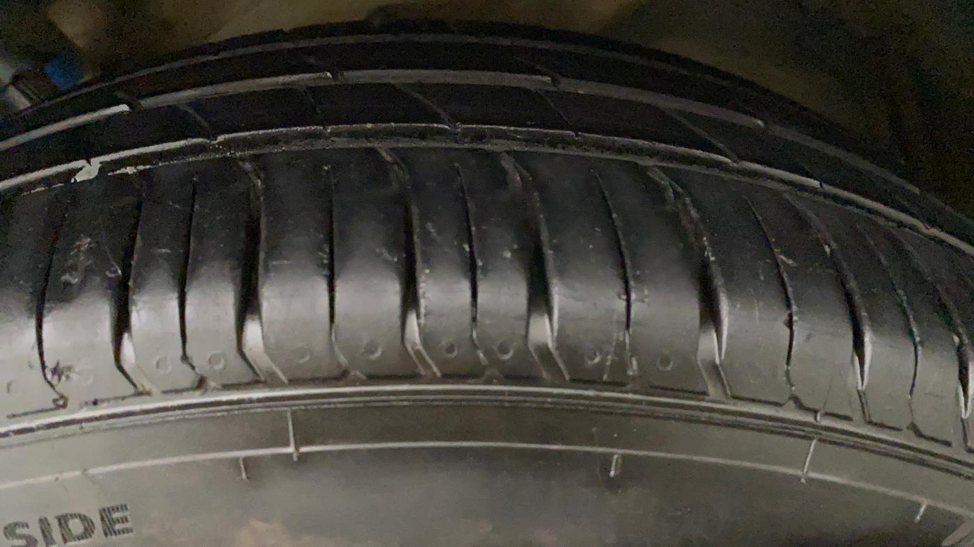 2015 Maruti Ertiga VXI CNG, CNG, Manual, 65,415 km, Left Front Tyre Tread