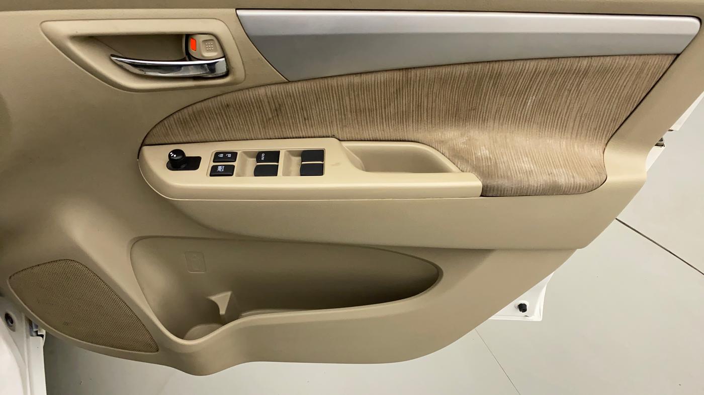 2015 Maruti Ertiga VXI CNG, CNG, Manual, 65,415 km, Driver Side Door Panels Control