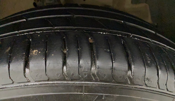 2015 Maruti Ertiga VXI CNG, CNG, Manual, 65,415 km, Right Front Tyre Tread