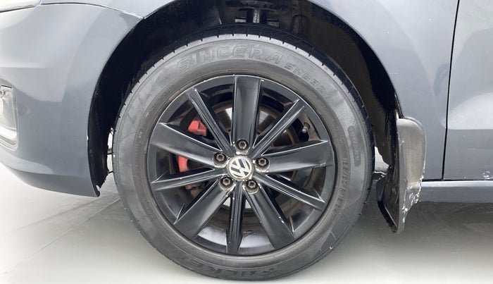 2016 Volkswagen Vento HIGHLINE 1.5 AT, Diesel, Automatic, 1,08,164 km, Left Front Wheel