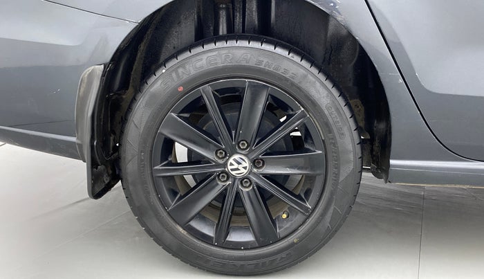 2016 Volkswagen Vento HIGHLINE 1.5 AT, Diesel, Automatic, 1,08,164 km, Right Rear Wheel