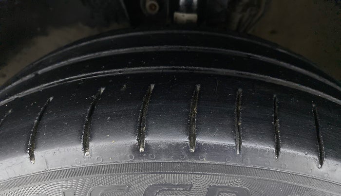 2016 Volkswagen Vento HIGHLINE 1.5 AT, Diesel, Automatic, 1,08,164 km, Left Front Tyre Tread