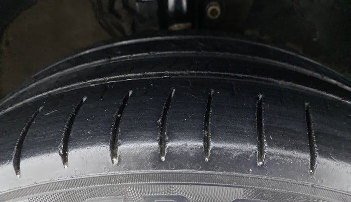 2016 Volkswagen Vento HIGHLINE 1.5 AT, Diesel, Automatic, 1,08,164 km, Right Front Tyre Tread