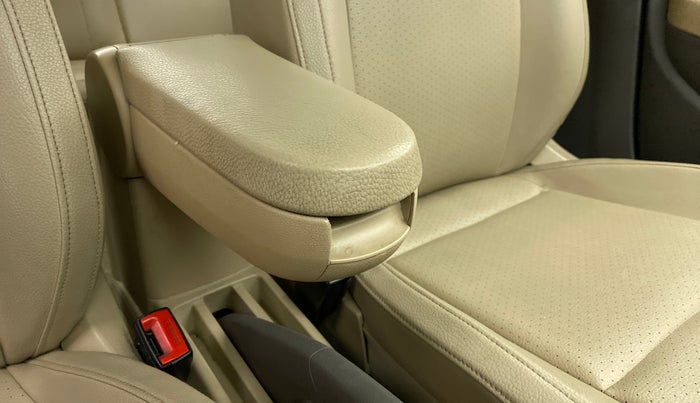 2016 Volkswagen Vento HIGHLINE 1.5 AT, Diesel, Automatic, 1,08,164 km, Driver seat - Armrest has minor damage