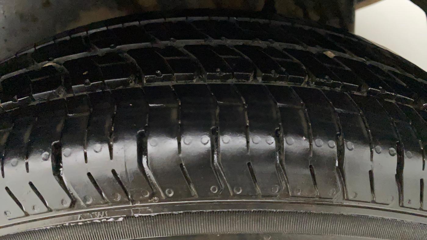2015 Maruti Swift Dzire VXI, Petrol, Manual, 62,035 km, Left Front Tyre Tread