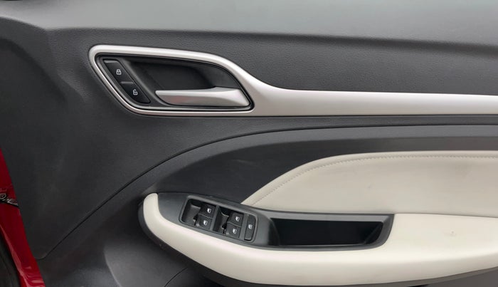 2024 MG ASTOR Select 1.5 MT, Petrol, Manual, 12,206 km, Driver Side Door Panels Control