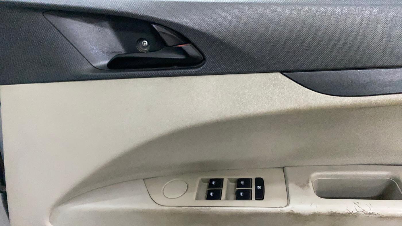 2018 Mahindra MARAZZO M2 7STR, Diesel, Manual, 1,04,829 km, Driver Side Door Panels Control