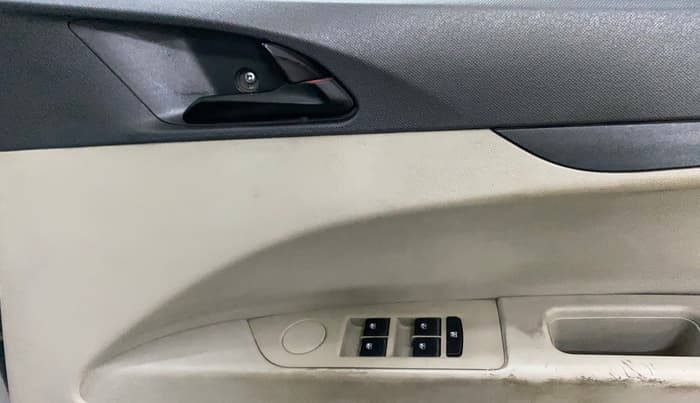 2018 Mahindra MARAZZO M2 7STR, Diesel, Manual, 1,04,829 km, Driver Side Door Panels Control