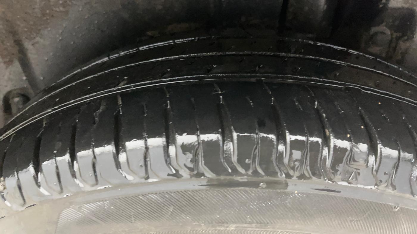 2014 Maruti Ertiga VXI, Petrol, Manual, 58,974 km, Left Rear Tyre Tread