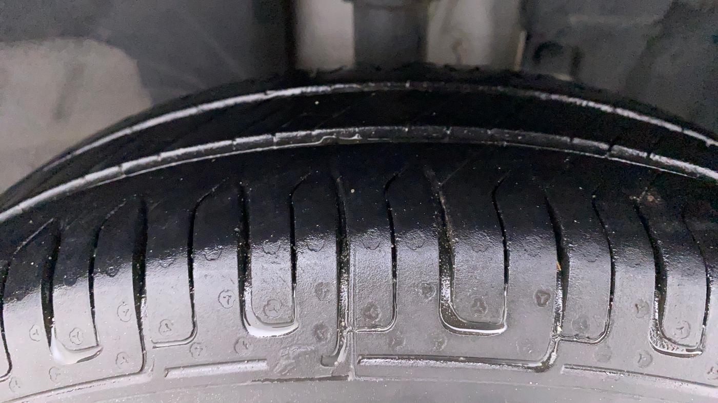 2016 Renault Kwid 1.0 RXT, Petrol, Manual, 29,722 km, Right Front Tyre Tread