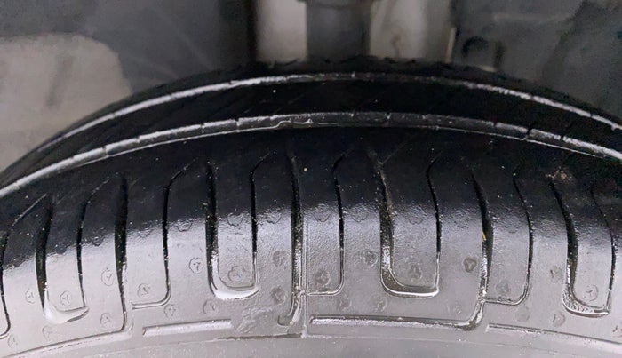 2016 Renault Kwid 1.0 RXT, Petrol, Manual, 29,722 km, Right Front Tyre Tread