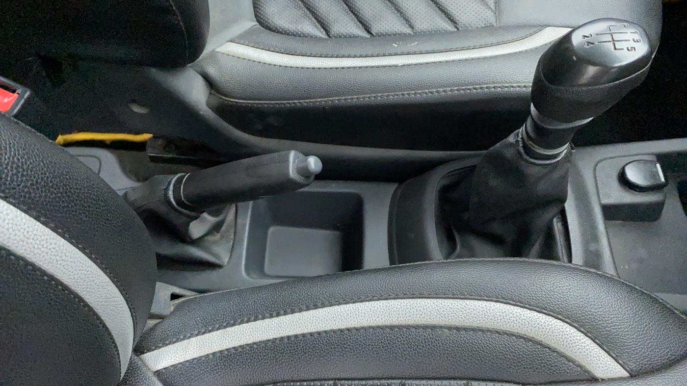 2016 Renault Kwid 1.0 RXT, Petrol, Manual, 29,722 km, Gear Lever