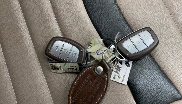 2017 Hyundai Creta SX PLUS AT 1.6 PETROL, Petrol, Automatic, 26,882 km, Key Close Up