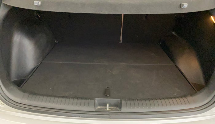 2017 Hyundai Creta SX PLUS AT 1.6 PETROL, Petrol, Automatic, 26,882 km, Boot Inside