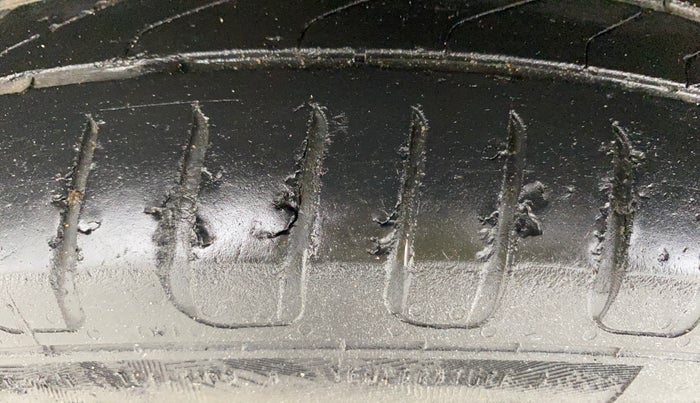 2016 Maruti Swift Dzire ZDI, Diesel, Manual, 68,020 km, Left Front Tyre Tread