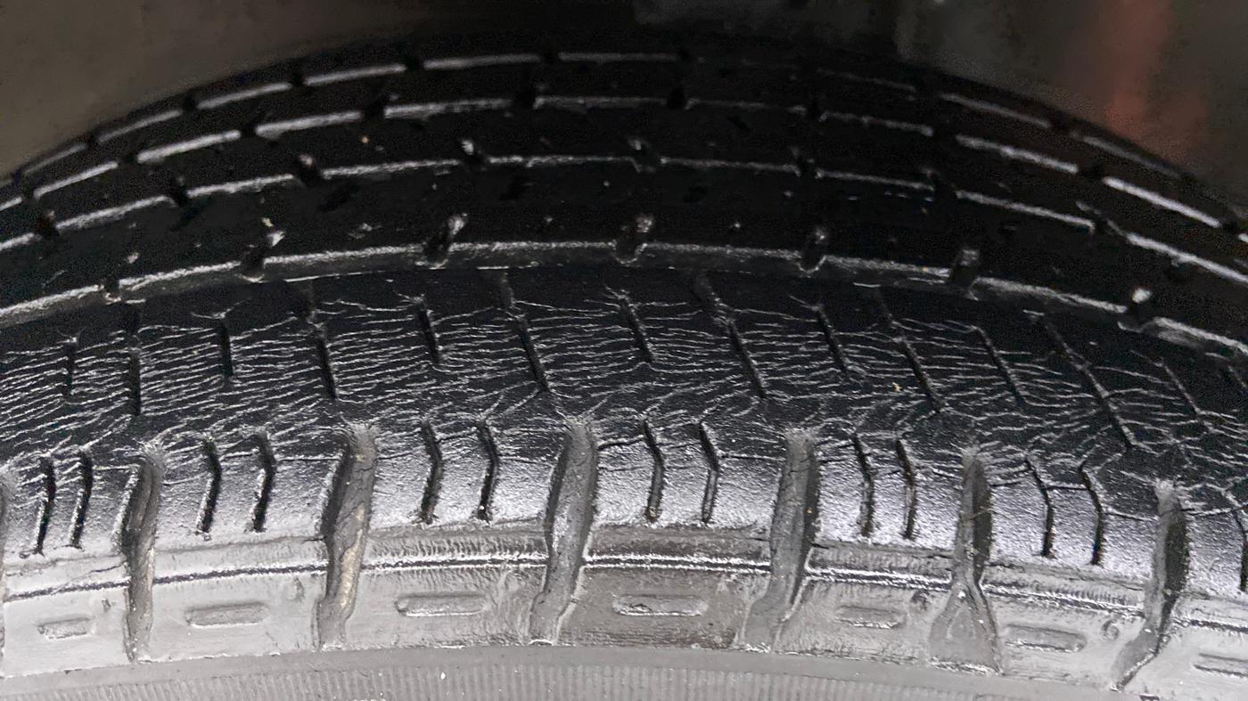 2013 Maruti Alto K10 LXI P, Petrol, Manual, 38,725 km, Left Front Tyre Tread