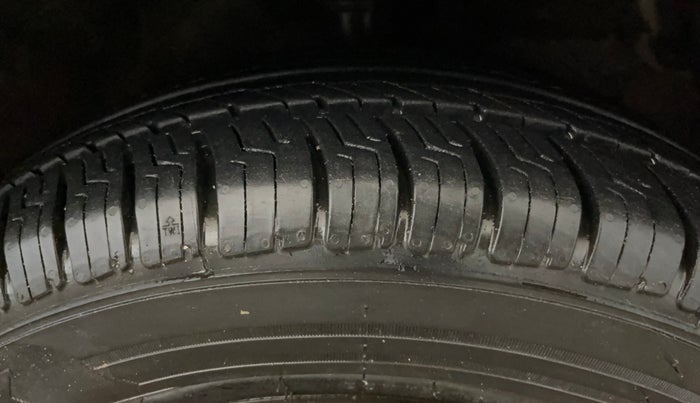 2016 Maruti Celerio VXI CNG, CNG, Manual, 74,201 km, Right Front Tyre Tread