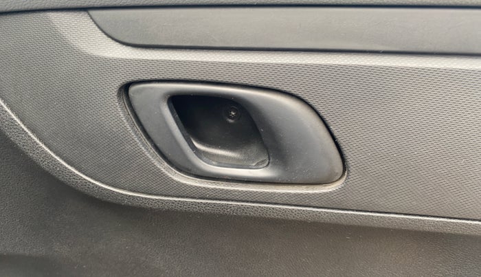 2021 Renault Kwid RXT 1.0 (O), Petrol, Manual, 41,310 km, Driver Side Door Panels Control