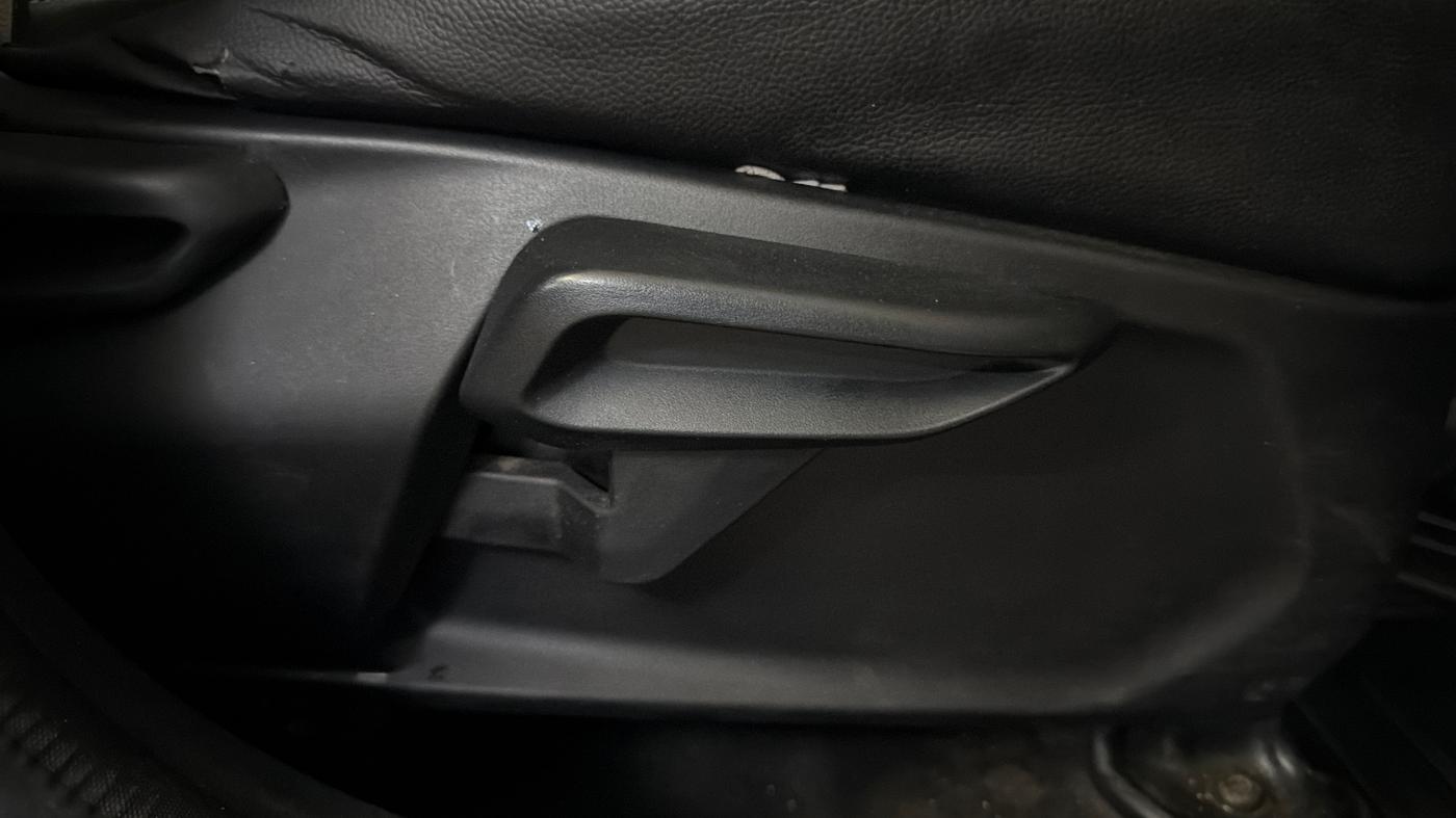 2020 Tata Tiago XZ PETROL, Petrol, Manual, 1,06,731 km, Driver Side Adjustment Panel