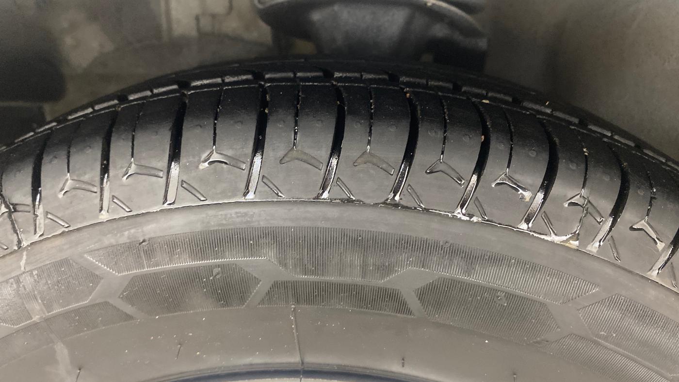 2015 Hyundai i10 SPORTZ 1.1, Petrol, Manual, 87,882 km, Left Front Tyre Tread