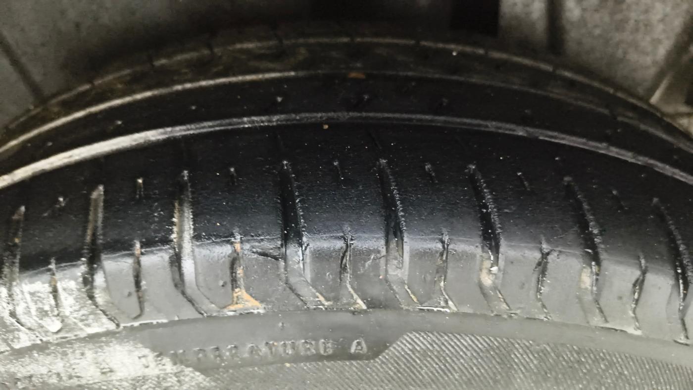 2019 Maruti Ertiga VXI AT SHVS, Petrol, Automatic, 41,087 km, Left Rear Tyre Tread