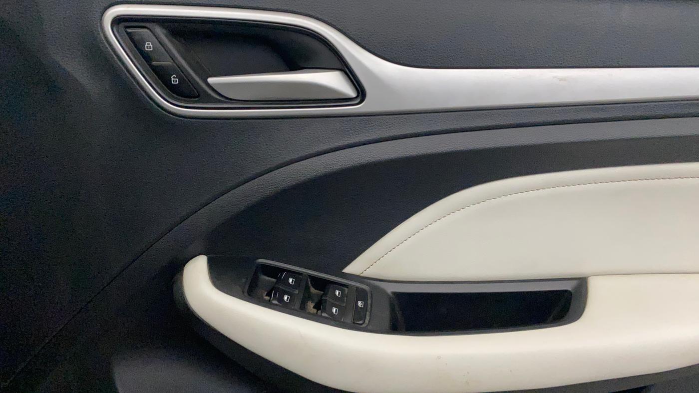 2022 MG ASTOR SHARP 1.5 MT, Petrol, Manual, 1,22,486 km, Driver Side Door Panels Control