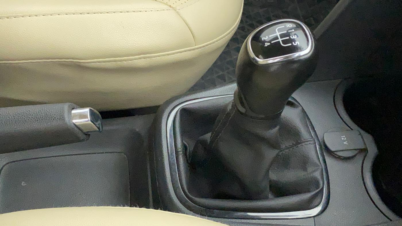 2019 Skoda Rapid AMBITION 1.6 MPI MT, Petrol, Manual, 23,372 km, Gear Lever
