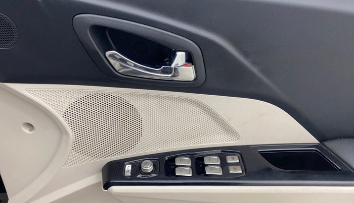 2019 Mahindra XUV300 W8 (O) 1.5 DIESEL, Diesel, Manual, 87,870 km, Driver Side Door Panels Control