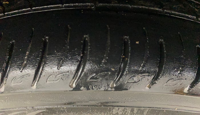 2019 Mahindra XUV300 W8 (O) 1.5 DIESEL, Diesel, Manual, 87,870 km, Right Front Tyre Tread