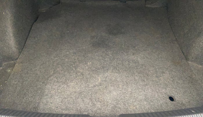 2013 Volkswagen Vento HIGHLINE 1.6 MPI, Petrol, Manual, 1,25,412 km, Boot Inside