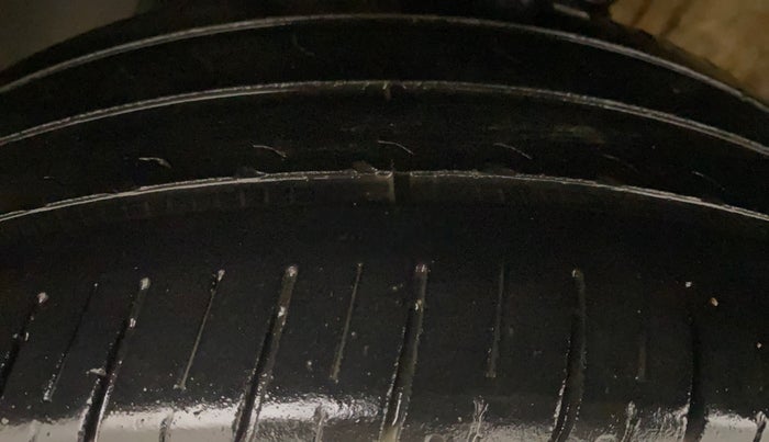 2013 Volkswagen Vento HIGHLINE 1.6 MPI, Petrol, Manual, 1,25,412 km, Left Front Tyre Tread