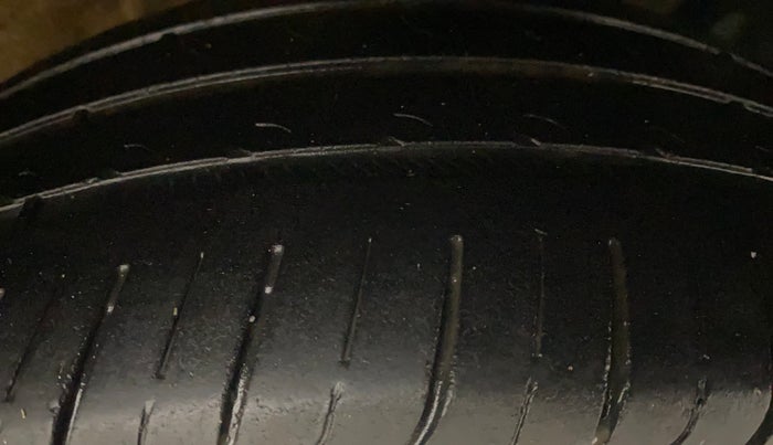 2013 Volkswagen Vento HIGHLINE 1.6 MPI, Petrol, Manual, 1,25,412 km, Right Front Tyre Tread