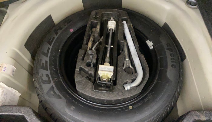 2013 Volkswagen Vento HIGHLINE 1.6 MPI, Petrol, Manual, 1,25,412 km, Spare Tyre