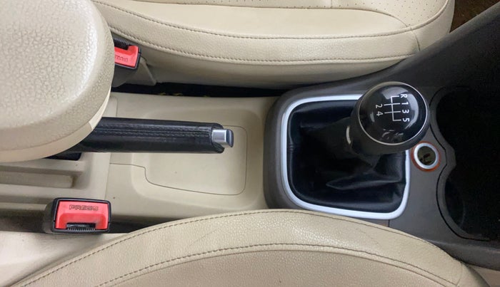 2013 Volkswagen Vento HIGHLINE 1.6 MPI, Petrol, Manual, 1,25,412 km, Gear Lever