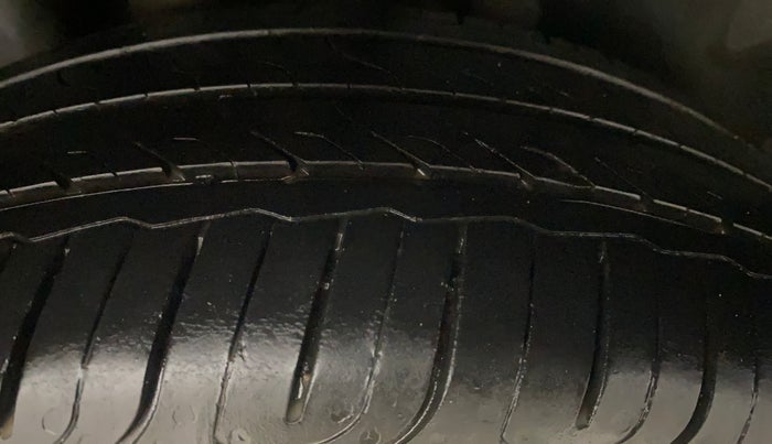 2013 Volkswagen Vento HIGHLINE 1.6 MPI, Petrol, Manual, 1,25,412 km, Right Rear Tyre Tread