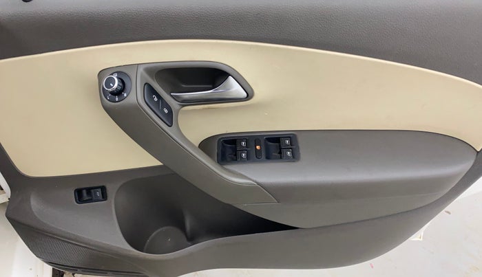 2013 Volkswagen Vento HIGHLINE 1.6 MPI, Petrol, Manual, 1,25,412 km, Driver Side Door Panels Control