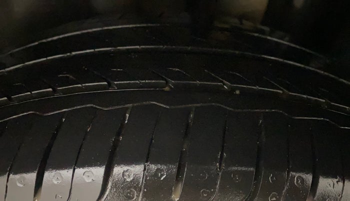2013 Volkswagen Vento HIGHLINE 1.6 MPI, Petrol, Manual, 1,25,412 km, Left Rear Tyre Tread