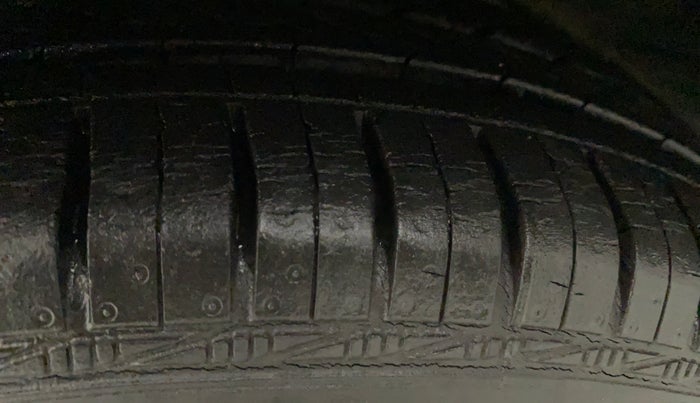 2016 Hyundai Eon MAGNA + AIRBAG, Petrol, Manual, 18,124 km, Left Rear Tyre Tread