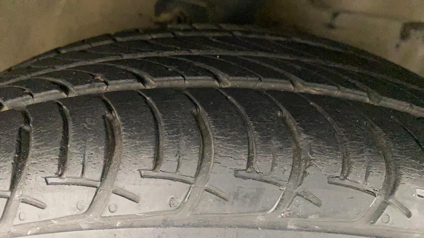 2015 Maruti Celerio VXI AMT, Petrol, Automatic, 33,379 km, Right Front Tyre Tread