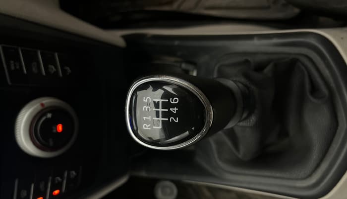 2021 Mahindra XUV300 W4 1.2 PETROL, Petrol, Manual, 63,929 km, Gear Lever
