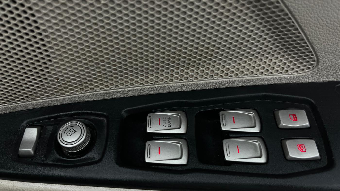 2021 Mahindra XUV300 W4 1.2 PETROL, Petrol, Manual, 63,929 km, Driver Side Door Panels Control