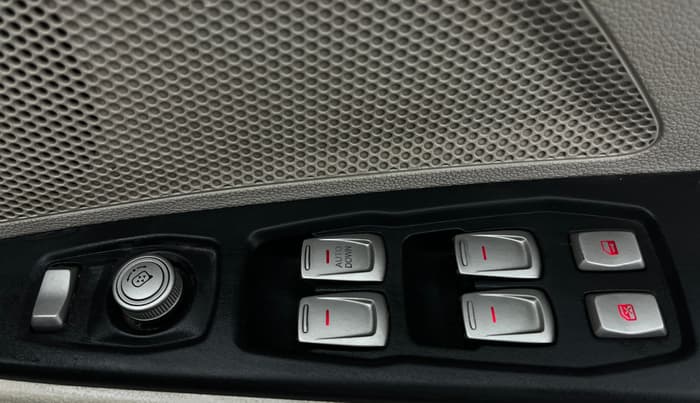 2021 Mahindra XUV300 W4 1.2 PETROL, Petrol, Manual, 63,929 km, Driver Side Door Panels Control