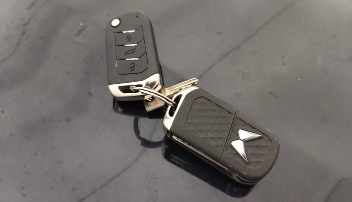 2022 Mahindra XUV700 AX 7 D MT 7 STR, Diesel, Manual, 83,111 km, Key Close Up