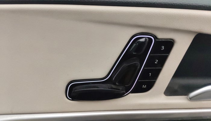 2022 Mahindra XUV700 AX 7 D MT 7 STR, Diesel, Manual, 83,111 km, Driver Side Adjustment Panel