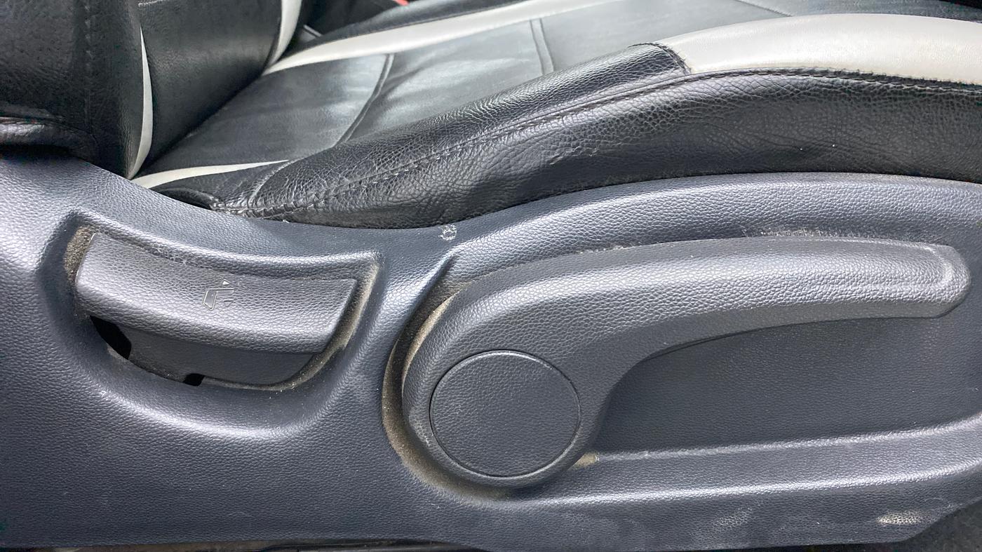 2015 Hyundai Elite i20 SPORTZ 1.2, Petrol, Manual, 94,201 km, Driver Side Adjustment Panel