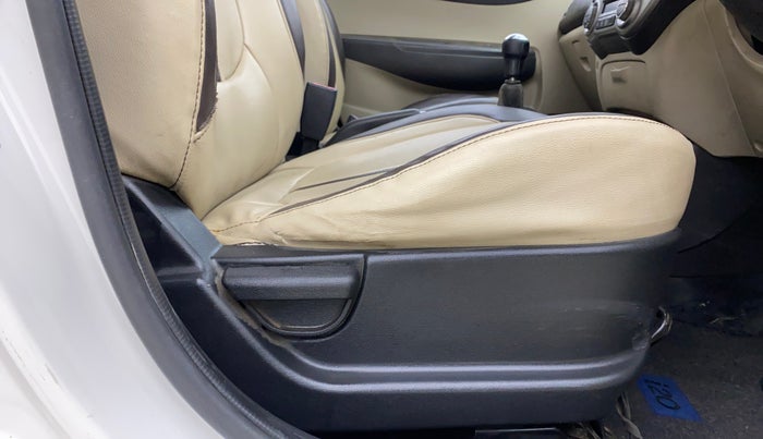 2013 Hyundai i20 SPORTZ 1.2, Petrol, Manual, 98,565 km, Driver Side Adjustment Panel