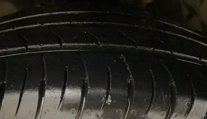 2022 Mahindra XUV300 W8 (O) 1.2 PETROL, Petrol, Manual, 10,013 km, Left Front Tyre Tread