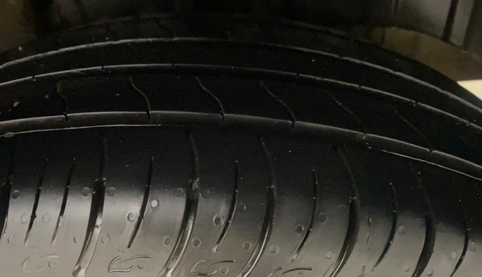 2022 Mahindra XUV300 W8 (O) 1.2 PETROL, Petrol, Manual, 10,013 km, Left Rear Tyre Tread